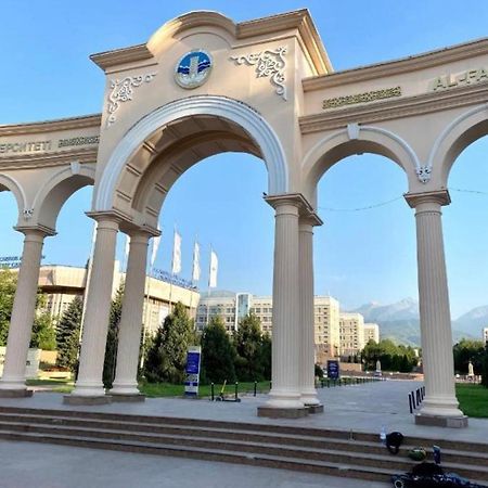 Отличная Квартира Со Всеми Удобствами. Almaty Exterior foto